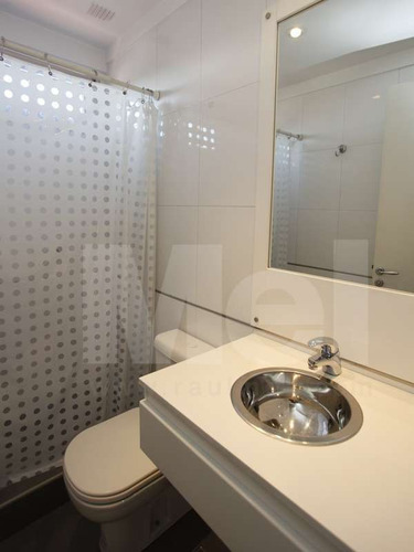 Excelente 3 Ambientes Con Cochera, Piso Alto, Muy Luminoso.