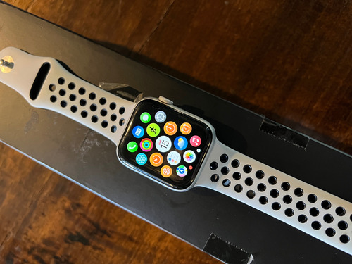 Apple Watch Series 4 44mm Nike Plateado Gris (Usado)