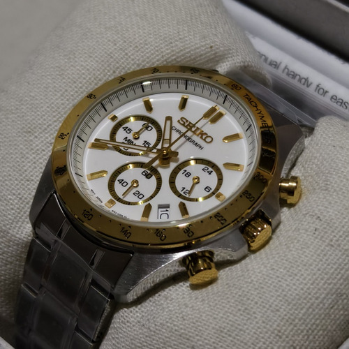 Seiko Sbtr024 Reloj Cronógrafo De Cuarzo Para Hombre Correa Plateado Bisel Dorado Fondo Blanco