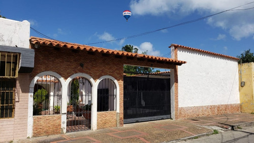 Re/max 2mil Vende Casa Con Locales En Juan Griego, Calle Marcano, Municipio Marcano. Isla De Margarita, Estado Nueva Esparta