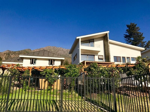 Imagen 2 de 12 de Casa En Venta En Exclusivo Condominio En La Reina- 4d- Nueva