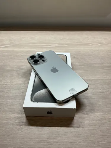 iPhone 15 Pro Max Con AirPods 3 Gen Magsafe Versión (Usado)