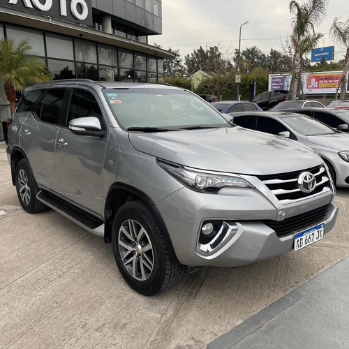 Imagen 3 de 21 de Toyota Sw4 2.8 Srx 177cv 4x4 7as At 2017