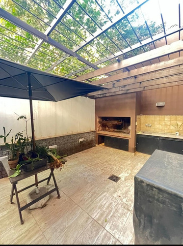 Casa 4 Ambientes En Quilmes Con Patio, Parrilla Y Cochera