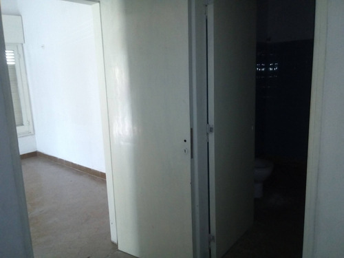 Imagen 6 de 8 de Eliseo Canton 2600 Local 22 Ms2 Con Un Pequeño Deposito Y Baño.