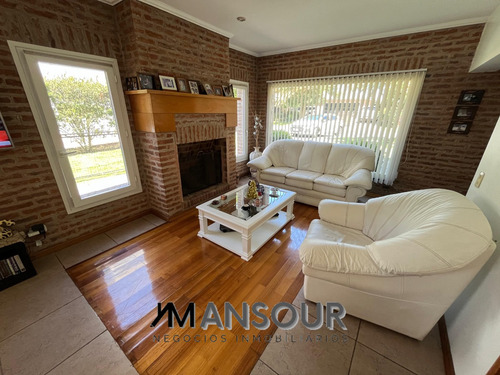 Amplio Chalet Sobre 660m2 De Terreno Permuta Castelar