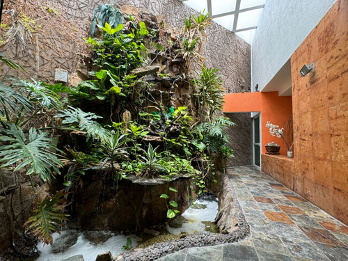 Residencia En Venta Con Alberca En Zapopan