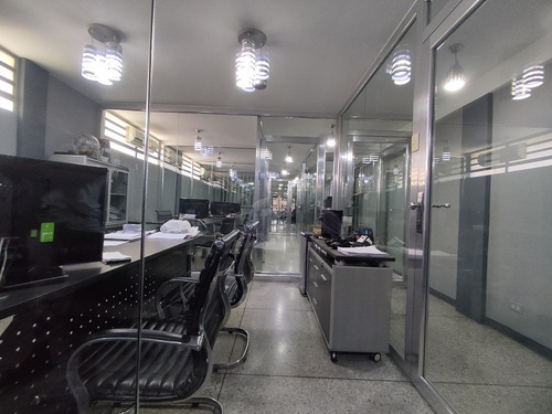 Se Venden 2 Locales Comerciales En La Avenida Bolívar Sur ( Av. Las Ferias) En El Edificio Impera . Minerva K