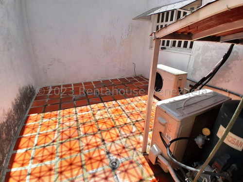 Jip 24-7603. Rent-a-house Vende Edificio En El Casco Central De Cagua De 302.43 Mts2, De 2 Niveles Para El Desarrollo De Proyectos. Cagua, Edo. Aragua.