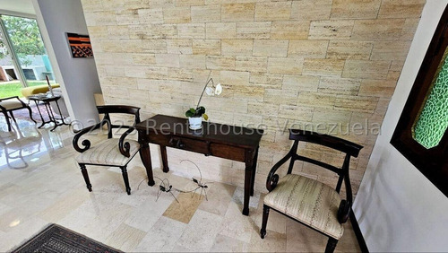 Casa En Venta En La Trinidad Remodelada En Calle Cerrada 25-5053 Jc