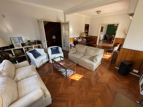 Imagen 6 de 25 de Mitre 1463, Entre Drummond Y Av. Espora, Adrogué Chalet De Estilo Distribuido En Dos Plantas Y Desarrollado Sobre Doble Lote En Inmejorable Ubicación