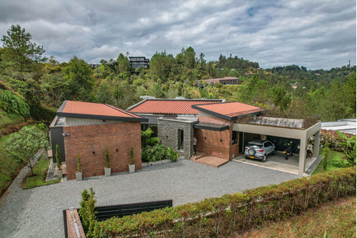 Casa Moderna En El Retiro De Un Nivel Vista Al Bosque