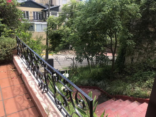 Hermosa Casa De Época En Un Entorno Increíble Y Único, Ubicada Sobre Un Exclusivo Cul De Sac