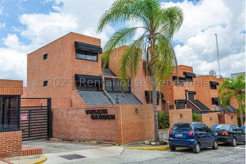 En Venta Extraordinario Townhouse Con Diseño Super Exclusivo En Colinas De Tamanaco  #23-28672 Hh