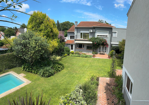 Imponente Chalet De Estilo Clásico En Parque Johnston - Venta En Hurlingham