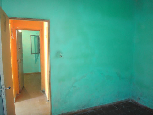 Casa De 2 Dormitorios En Zona Industrial, Cocina Comedor, Baño, Lavadero Patio De 240 M2 Con Galpón Parabólico De 100 M2 (ideal Taller /depósito). Terreno De 10 X 38 Orientado Al Norte.