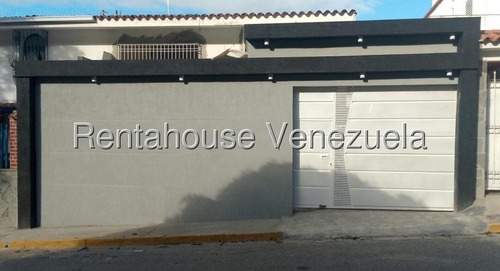 Hermosa Casa Quinta De 2 Niveles En Venta Ubicada En Alto Prados Del Este 25-17674