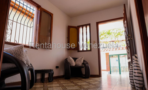 En Venta. Elegante Y Confortable Casa De Dos Niveles, Los Naranjos Del Cafetal