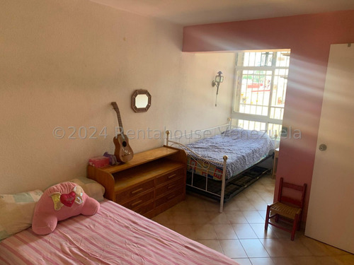 Ss: Vende Apartamento 25-3965 En La Florida De 150 M2, 3h/3b/1pe