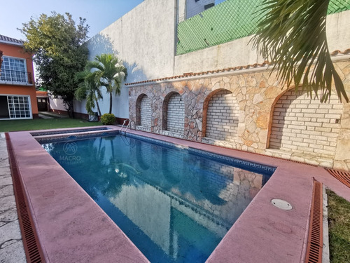 Casa En Venta En Fracc, Manantiales De Cuautla Con Alberca