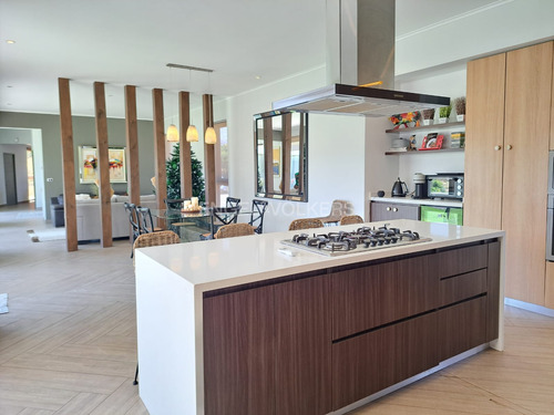 Casa Moderna De Un Piso Con Amplios Espacios En Arriendo