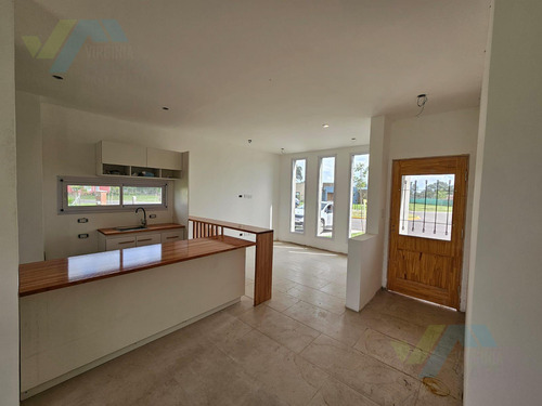 Casa En Venta 4 Ambientes En Santa Lucia - Pilar Del Este