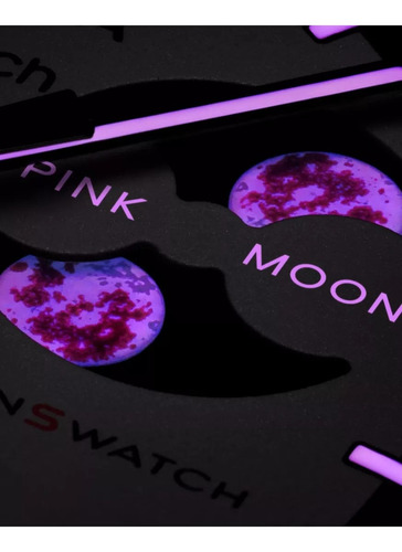Relógio Omega Swatch Mission To The Pink Moon, pulseira rosa, moldura rosa, fundo rosa