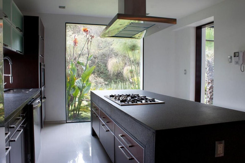 De Revista, A Doble Altura Y Con Enorme Jardin