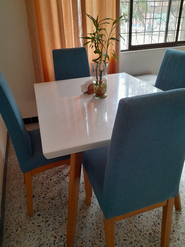 Se Vende Comedor De 4 Puestos, En Perfecto Estado 