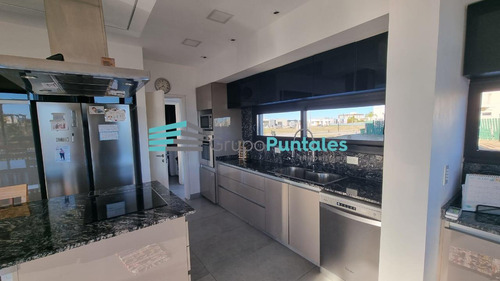 Casa En Lagos De Canning Con 4 Dormitorios Sobre Gran Lote De 940 M2