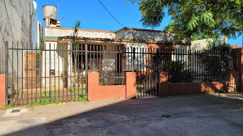 Venta Casa 3 Ambientes En Caseros- A Refaccionar