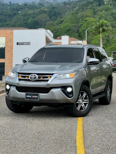 Toyota Fortuner SW4 XROAD 4x4 2.8l