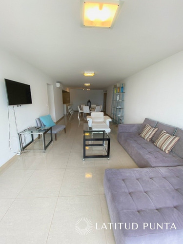 Amplio Apartamento En Brava- Ref: 24