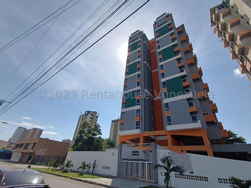 Apartamento En Venta En Residencias Los Ilustres En Maracay (centro) 24-13678 Yjs