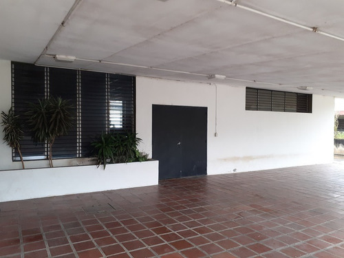 Edificio Dos Niveles En Zona Industrial Los Tres Puentes, El Tambor, Los Teques, Excelente Accesibilidad