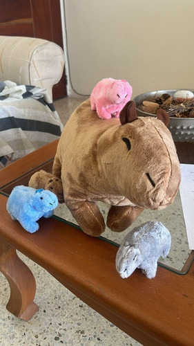 Peluche De Chiguire Capybara  Mama Con Sus Hijos