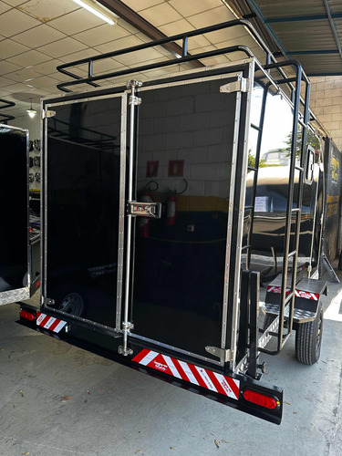 Carreta Bau Em Acm / Porta Lateral Janela Bagageiro E Caixa