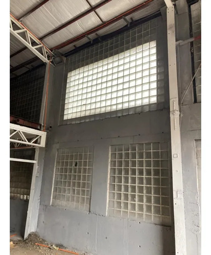 Arriendo Bodega De 325 M² En El Salto, Recoleta.