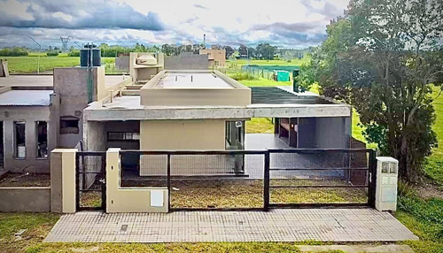 Venta Casa De 2 Dormitorios Con Piscina En Ecotierra, Pueblo Esther