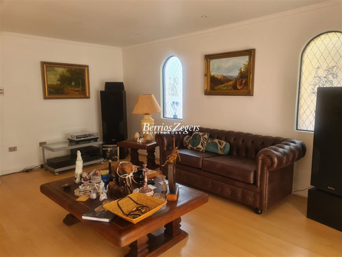 Casa En Venta De 5 Dorm. 3 Baños Mas Servicios En Las Condes