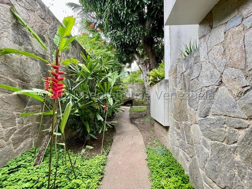 Hermosa Casa De Arquitectura Y Acabados De Lujos ,en Venta Ubicada En Los Chorros 24-4385
