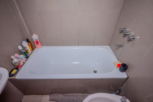 Venta Monoambiente Con Subdivisión. Caseros Centro