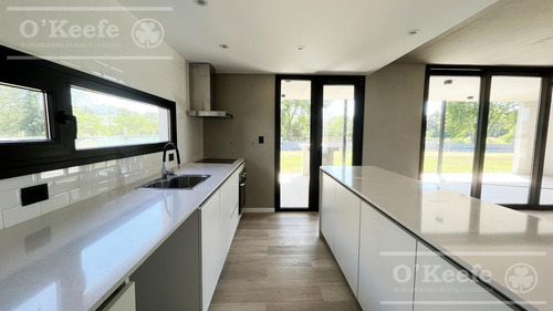 Casa En Venta De 4 Ambientes Greenville Polo