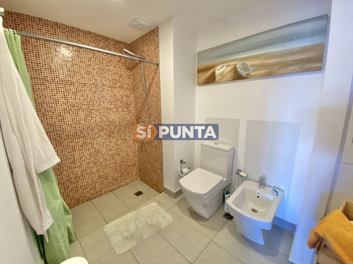 Imagen 9 de 14 de Venta De Apartamento De 2 Dormitorios En Edificio Icon Brava Punta Del Este