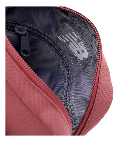 Morral Bandolera Urbana New Balance Lab23124 Acabado De Los Herrajes Níquel Color Bordó/negro Correa De Hombro Negro Diseño De La Tela Lisa