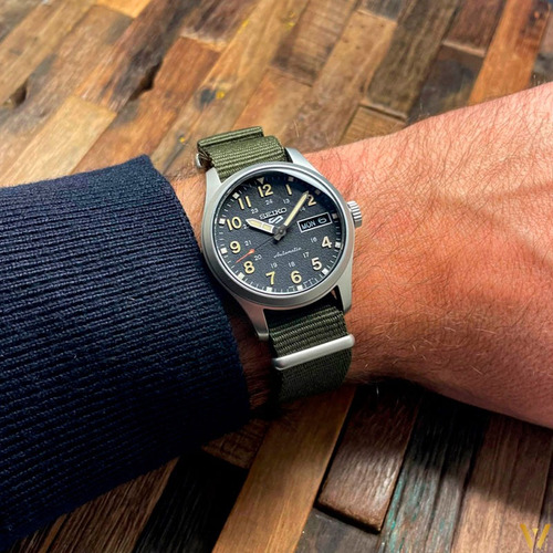 Reloj Seiko Hombre Srpj85k Automatico Doble Calendario Nylon Malla Verde Musgo Bisel Gris Fondo Negro