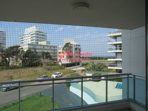 Apartamento En Venta De  3 Dormitorios Y Dependencia En Punta Del Este