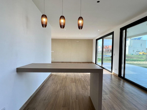 Imagen 14 de 30 de Casa Con 3 Dormitorios Y Escritorio - Acacias - Puertos