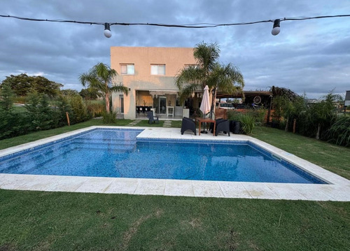 Casa Chalet En Venta En Santa Lucia, Pilar Del Este, Pilar