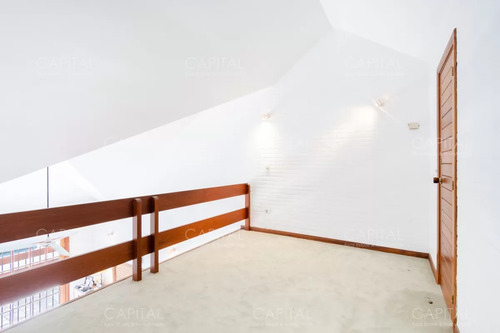 Espectacular Casa De Seis Dormitorios Y Servicio En Venta En Lugano